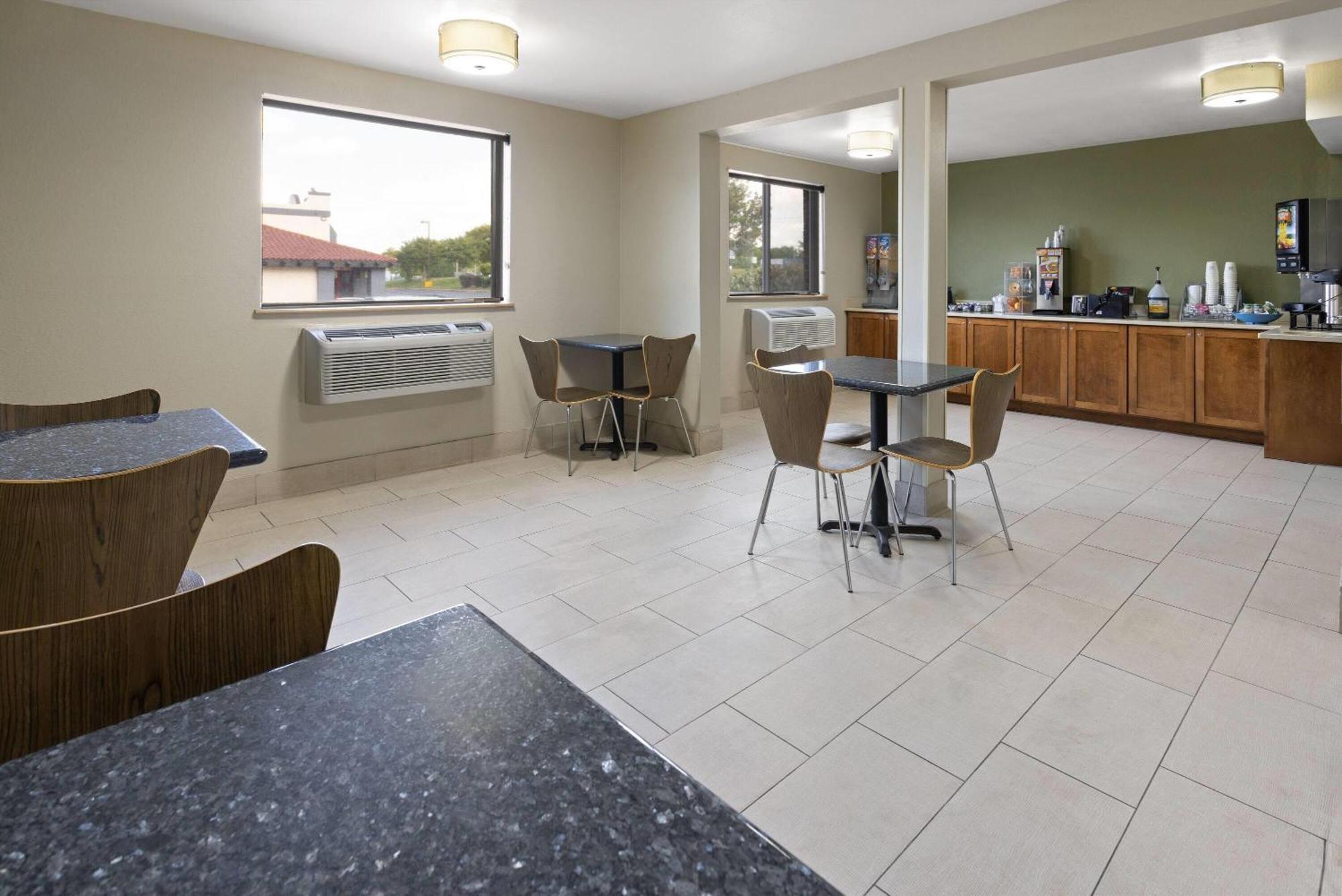 Super 8 By Wyndham Richmond Midlothian Turnpike Hotell Exteriör bild